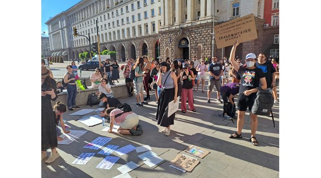 Десетки
 протестираха в триъгълника
 на властта. 



















 СНИМКА:
 ВЕЛИСЛАВ
 НИКОЛОВ