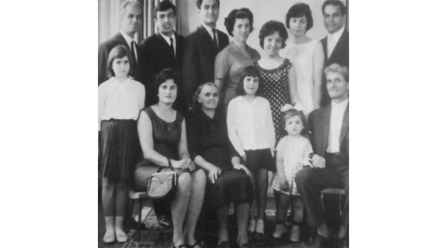 ФАМИЛИЯ: Бъдещият президент Петър Стоянов и майка му Стоянка (оградените в кръгчета) позират за семейна снимка преди 40 години.
