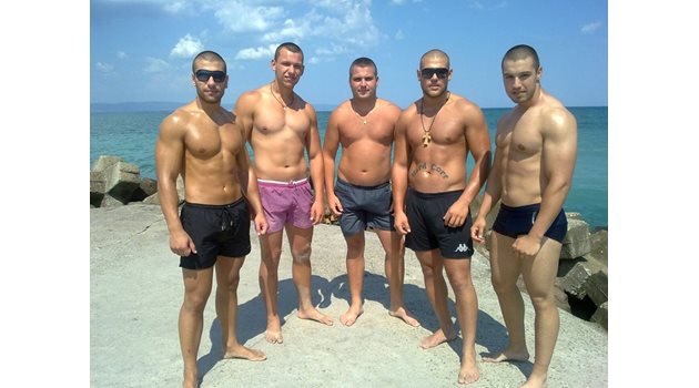 Александър Цонев с кръста на врата и татуировката на корема в плажна снимка с приятели.