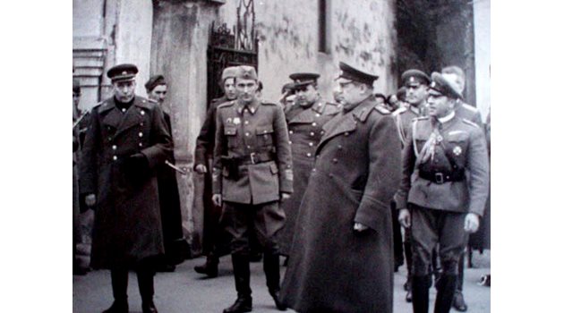 Маршал Толбухин (с големия шинел), зад него ген. Вл. Стойчев и висши съветски и български офицери, София, есента на 1944 г.