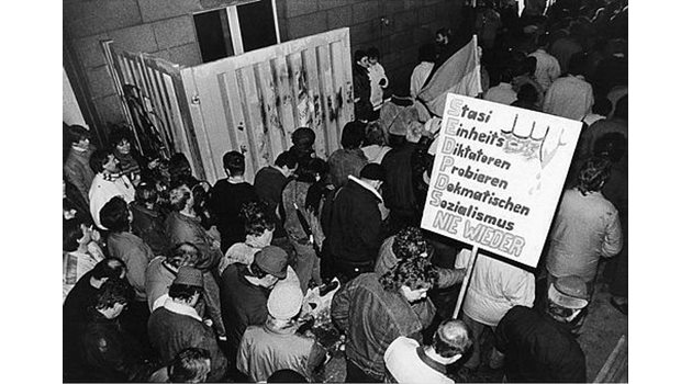 Протестиращи нахлуват в сградата на Щази в Източен Берлин на 15 януари 1990 г., когато виждат пушеци да излизат от нея и се опасяват, че служители прикриват следи, като горят досиета.
