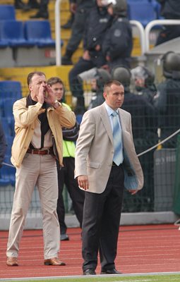 25 май 2005 г. - старши треньорът на “Левски” Станимир Стоилов гледа концентрирано събитията на терена, а изпълнителният директор на “сините” Наско Сираков крещи ценни указания към футболистите си по време на финала срещу ЦСКА. 17 г. по-късно Наско и Мъри отново са тандем в “Левски”, но шефът Сираков гледа от трибуните.