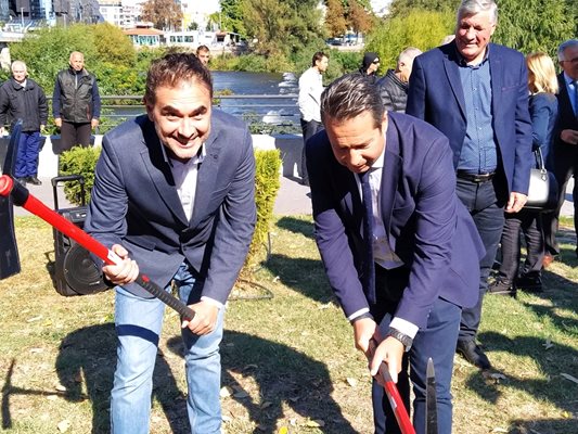 Зам.-кметовете Пламен Райчев (вляво) и Тодор Чонов хванаха лопатите с усмивка.