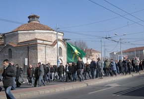 Част от агитките минават покрай Чифте баня през 2014 г.