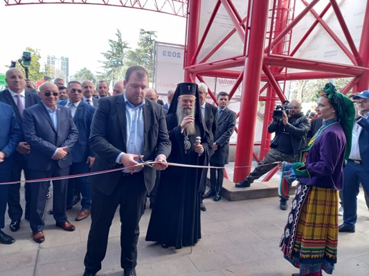 Министър Явор Гечев преряза лентата на международните  изложби "Агра", "Винария" и "Фудтех" пред погледа на митрополит Николай.