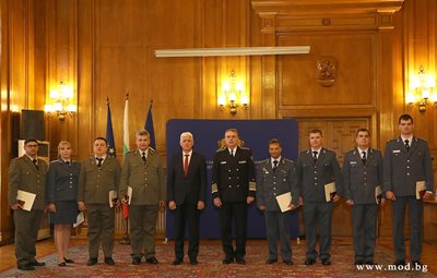Димитър Стоянов награди военнослужещи, помагали в спасителните акции в Турция и Сирия