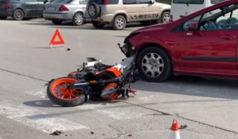 Катастрофа между кола и мотор блокира централна улица в Горна Оряховица