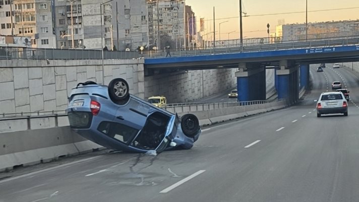 Жесток инцидент: Кола се обърна по таван във Варна