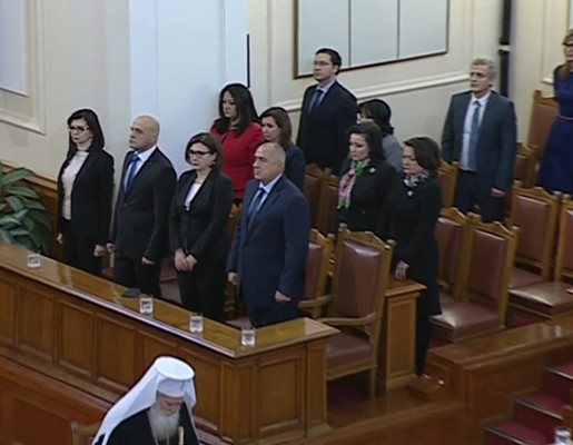 Министрите на България слушат химна след полагането на клетвата на Румен Радев