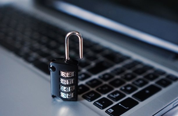 Компании и институции в Румъния бяха засегнати днес от нова кибератака, наречена ГолдънАй (GoldenEye), която криптира данните на потребителите и след това иска откуп. Снимка: Pixabay
