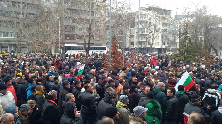 Многократно повече хора спрямо вчера се събраха в Пловдив.