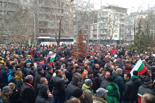 Многократно повече хора спрямо вчера се събраха в Пловдив.
