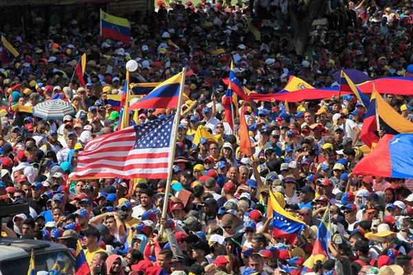 Хиляди венецуелци демонстрират в подкрепа на Гуайдо.