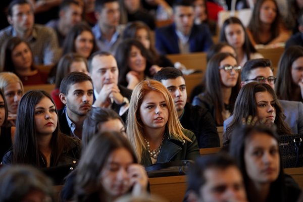 Студенти и преподаватели в големите аули биха могли да не носят маски, ако спазват по-голяма дистанция.