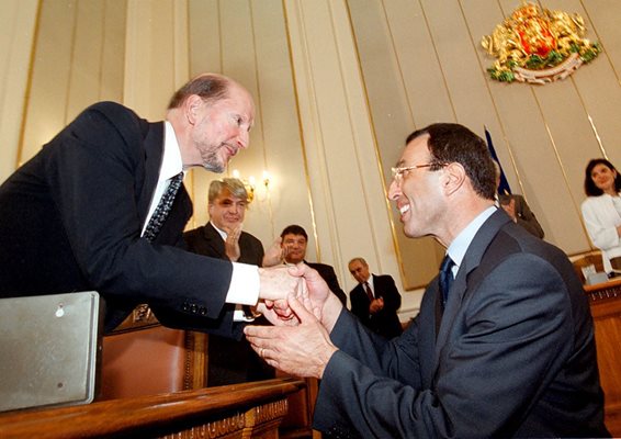 24 юли 2001 г. - президентът Петър Стоянов поздравява новия премиер Симеон Сакскобургготски.

СНИМКИ: РУМЯНА ТОНЕВА И “24 ЧАСА”