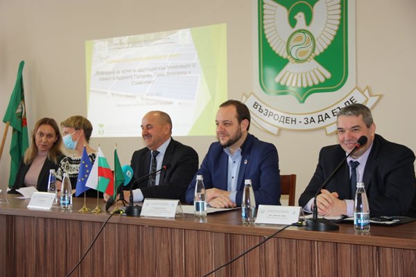 Еко министърът Борислав Сандов и кметовете на представяне на проекта

Снимка: Община Горна Оряховица