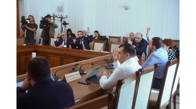 Преди началото на комисията Константин Бачийски от "Продължаваме промяната" (с бялата риза) също прогнозира, че Моллов няма да дойде, тъй като е в отпуска. Снимка ВЕЛИСЛАВ НИКОЛОВ