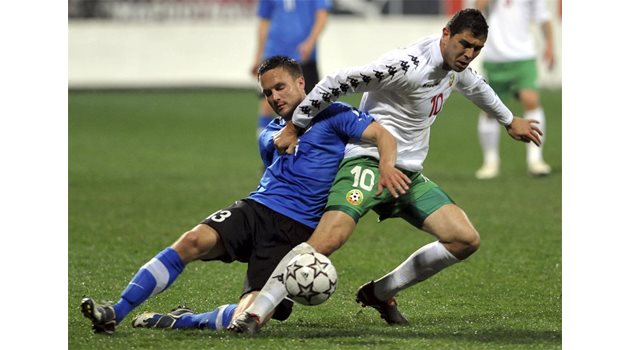 УРЕДЕН: Мартин Вунк и Димитър Макриев спорят за топката в срещата България - Естония, мач, който ФИФА официално призна за уреден.
