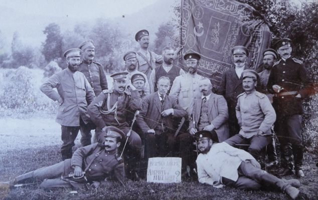Гюешево, 25 юни 1913 г. Пред пленено турско знаме. На снимката Христо Занков (седнал в средата), Ради Радев, Харалампи Автов и други.