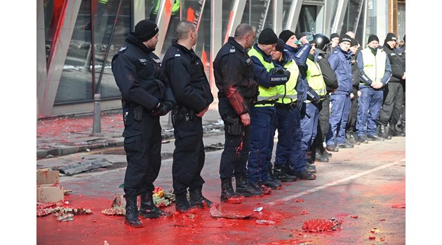 "Възраждане" пак цапа сградата на Европейската комисия с червена боя
СНИМКА: ГЕОРГИ ПАЛЕЙКОВ И ГЕОРГИ КЮРПАНОВ