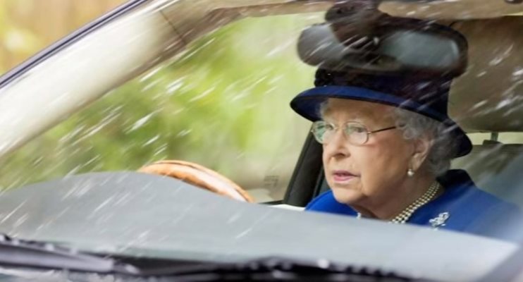 Кралицата е известна с любовта си към управлението на автомобили и често е забелязвана да кара кола в имението Сандрингам. Кадър: YouTube