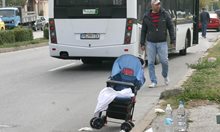Бебето на майката, блъсната на пешеходна пътека, не е пострадало (Снимки)