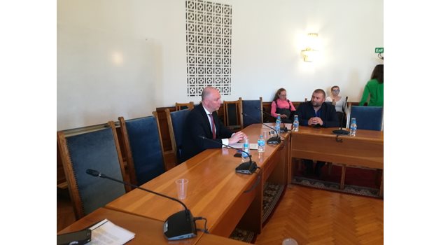 Транспортният министър представи пред ресорната комисия в парламента работата по концесионната процедура за летище “София”.