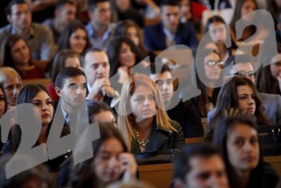 Студенти и преподаватели в големите аули биха могли да не носят маски, ако спазват по-голяма дистанция.