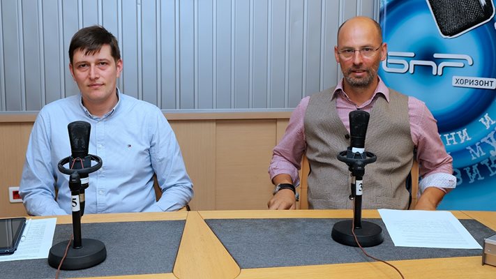 Милен Митев (вляво), временно управляващ БНР, и Ясен Козев, председател на УС на "Музикаутор", договориха съвместната рубрика за българска музика по БНР.