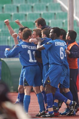 Боримиров е в прегръдките на съотборниците си след гола за 1:0 за "Левски".