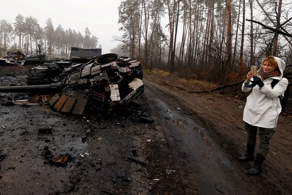 Калната почва се оказа капан за руските танкове. 
СНИМКИ: РОЙТЕРС