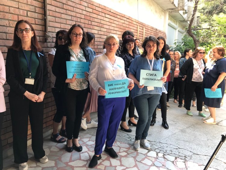 Служители на Здравната каса във Варна излязоха в стачка