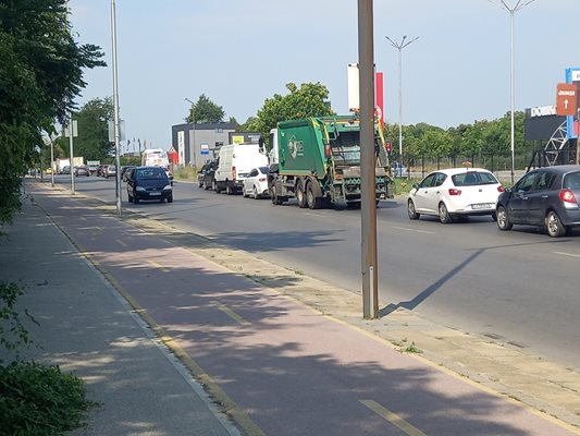 Стотици шофьори си принудиха да чакат, докато протеста приключи.