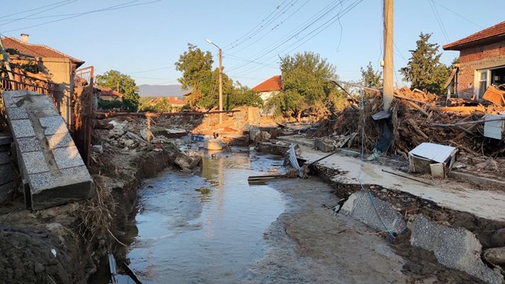 Ситуацията в карловското село Каравелово на десетия ден от бедствието.