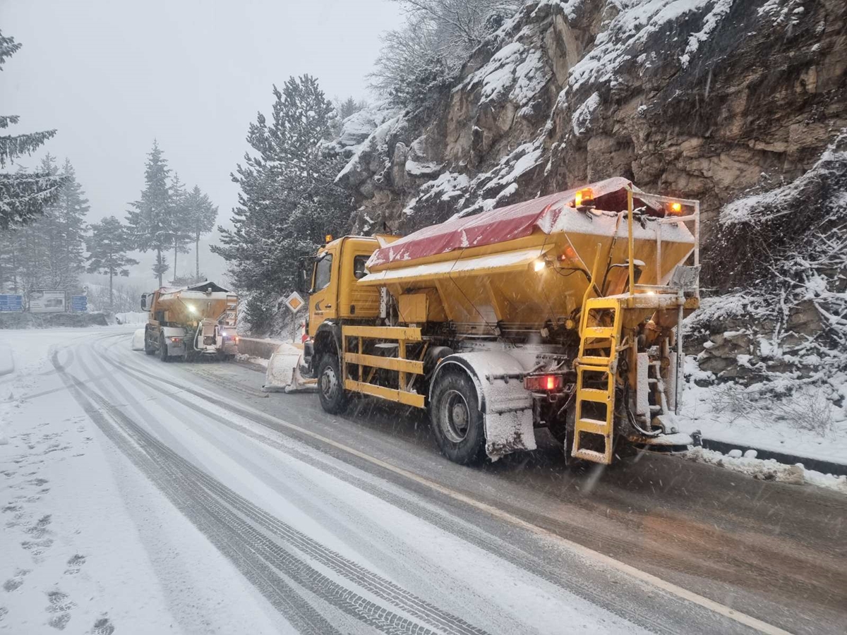 Над 700 снегорина обработват пътищата в районите със снеговалеж