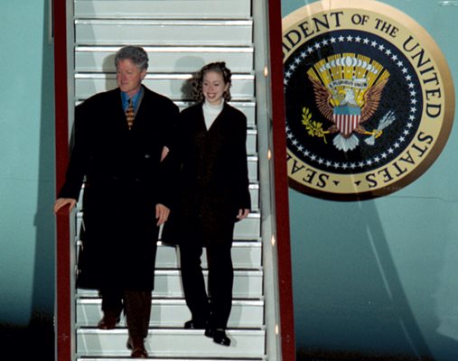 Бил Клинтън слиза по стълбичката от самолета с дъщеря си Челси в София през 1999 г.
