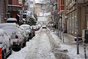 Лекари предупреждават за вредата от чистенето на сняг
