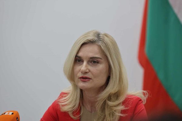 Зарица Динкова: Наемането на плажове ще става с явни търгове