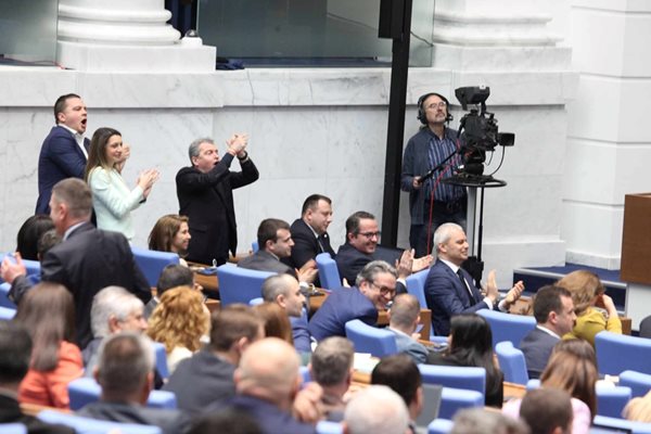 Официално ПП-ДБ предложи на ГЕРБ-СДС вторият мандат да е национален и премиерът да е излъчен от партията на Бойко Борисов. Залата посрещна със смях офертата.