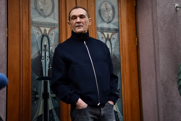 Васил Божков пред входа на офиса, в който е под домашен арест.