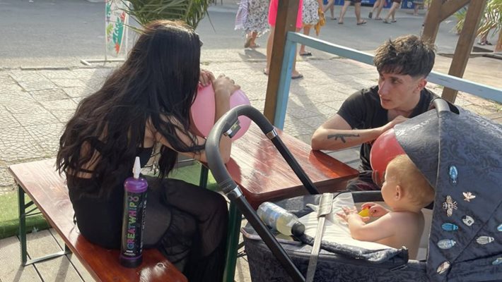 Пълен шок: Млади родители дишат балони райски газ пред бебето си