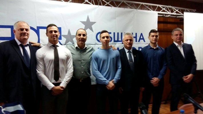 Цветанов и Манушев позират за снимка с някои от присъстващите на срещата