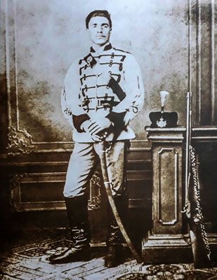 Васил Левски в униформа на Първа българска легия (фотография от 1869 г., Букурещ)