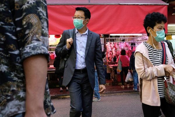 В Хонконг всички ходят с маски.