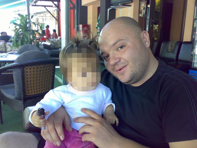 Бащата Георги Трайков с малката Ивон