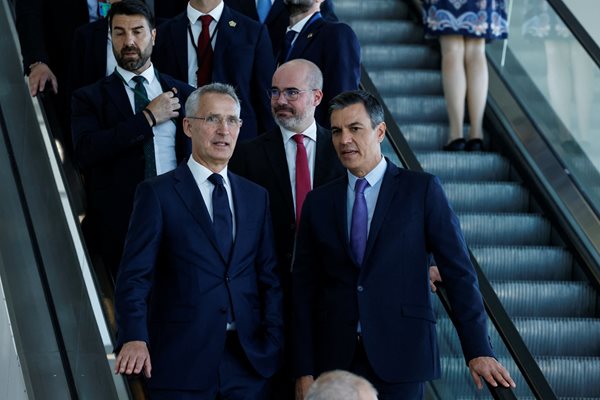 Йенс Столтенберг и испанският премиер Педро Санчес преди срещата на върха на НАТО.

СНИМКА: РОЙТЕРС
