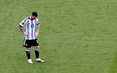 Тъжният Лионел Меси, след като технологиите отмениха три гола на Аржентина и на края гаучосите загубиха. СНИМКА: РОЙТЕРС