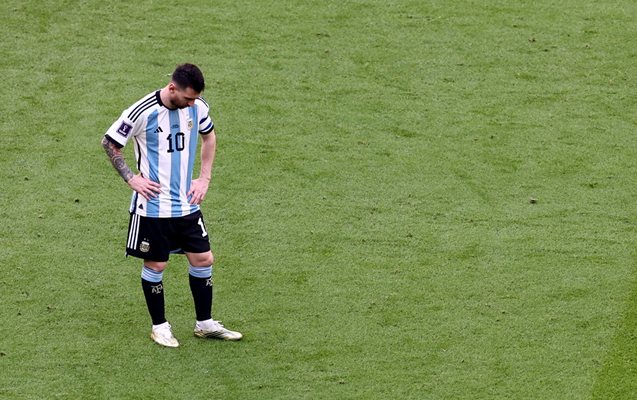 Тъжният Лионел Меси, след като технологиите отмениха три гола на Аржентина и на края гаучосите загубиха.