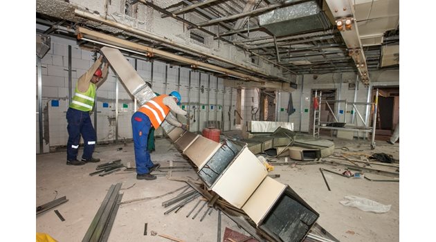 ПОТАЙНОСТИ: Работници демонтират т.нар. кухня, която е под ложа на зала 3, която никога не е била ползвана. СНИМКА: Димитър Кьосемарлиев