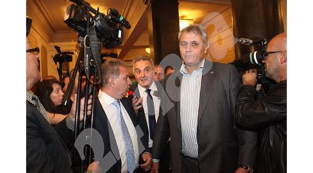 Касабов (в средата) излезе от пленарна зала, за да говори пред журналисти
